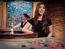 zeus218.net BandarQ interface showing dealt cards, player positions, and current round status